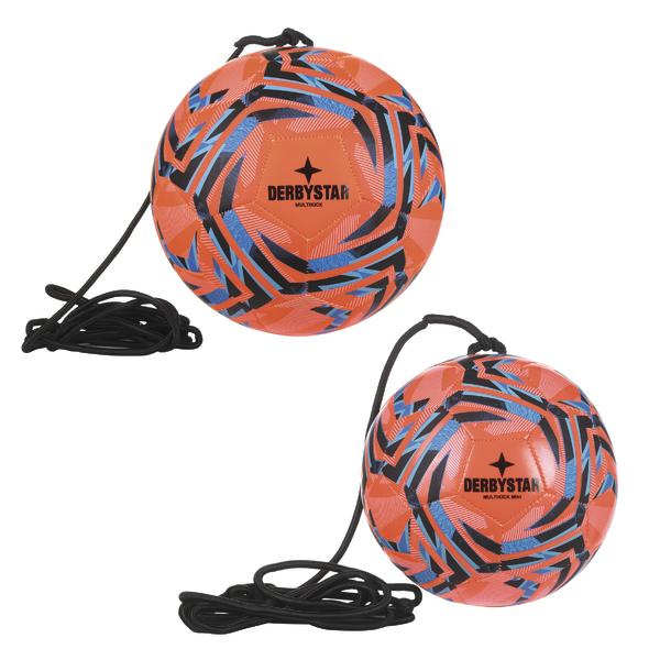 Orange Fußball mit "MULTIKICK"-Schriftzug und elastischem Trainingsseil, isoliert auf weißem Hintergrund.