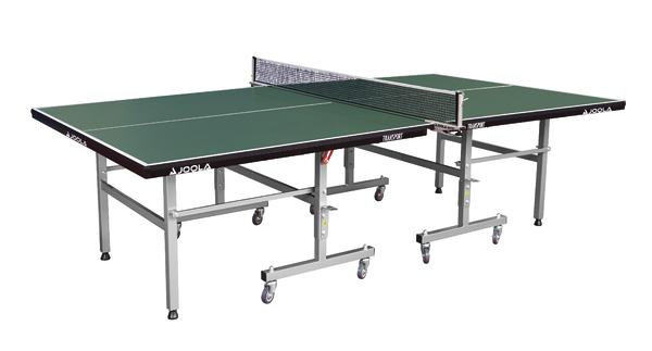 Tischtennisplatte mit grünem Spielfeld und Netz, klappbar und mobil auf Rollen.