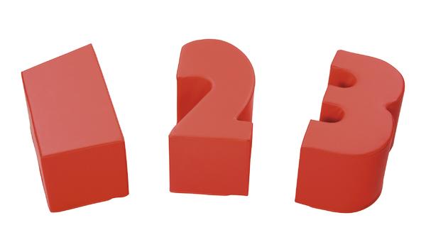 Rote 3D-Zahlen 1, 2 und 3 auf weißem Hintergrund, symbolisieren Reihenfolge und Lernen.