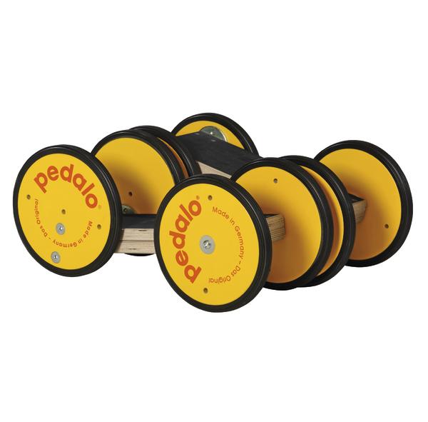 Gelbes Pedalo-Balance-Trainingsgerät mit vier großen Rädern für Gleichgewichtstraining.