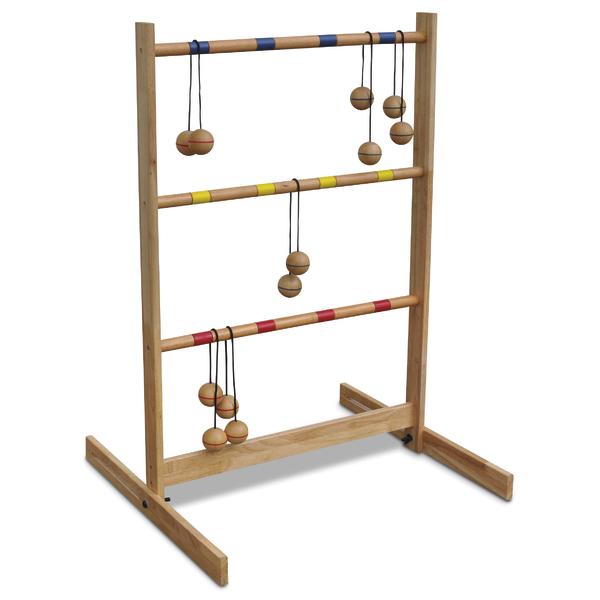 Holz-Wurfspiel mit hängenden Kugeln an Stangen in verschiedenen Höhen.