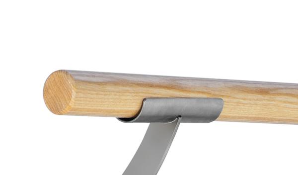 Moderner Holzhandlauf mit silberner Metallhalterung an weißem Hintergrund.
