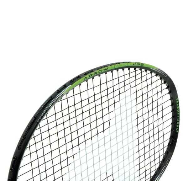 Detailansicht des Badmintonschlägerkopfes mit Bespannung und Rahmen in Schwarz mit grünen Akzenten sowie Modellbeschriftung.