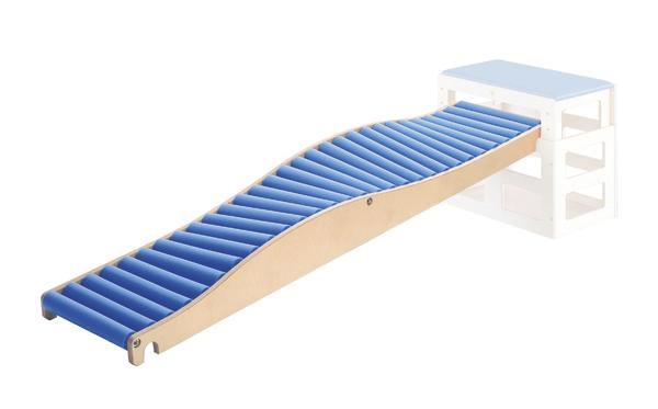 Rollbahn mit blauen Rollen und Holzrahmen.