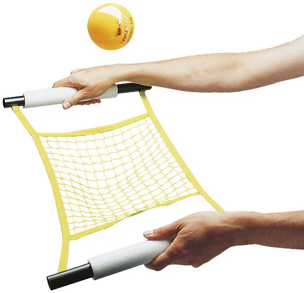 Hände spielen mit einem gelben Ball und einem kleinen gelben Netzspielgerät.
