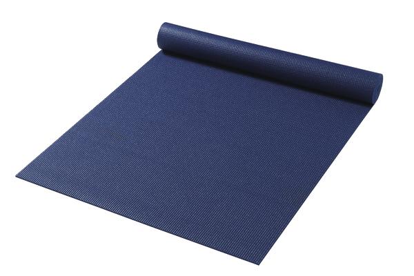 Blau gerollte Yogamatte aus rutschfestem Material für Fitness und Meditation.