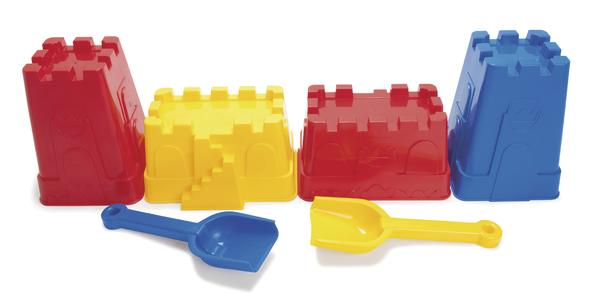 Bunte Sandkastenspielzeuge: vier Burgenförmige Eimer und zwei Schaufeln in Rot, Gelb und Blau.