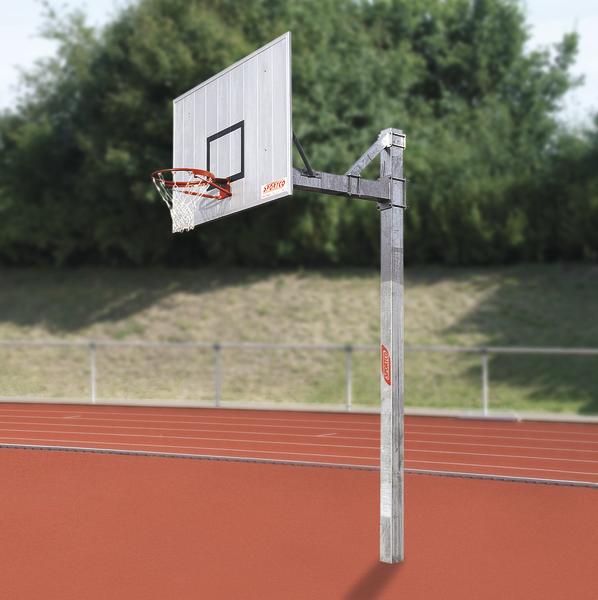 Basketballkorb auf rotem Outdoor-Spielfeld mit grünem Hintergrund und Laufbahn.