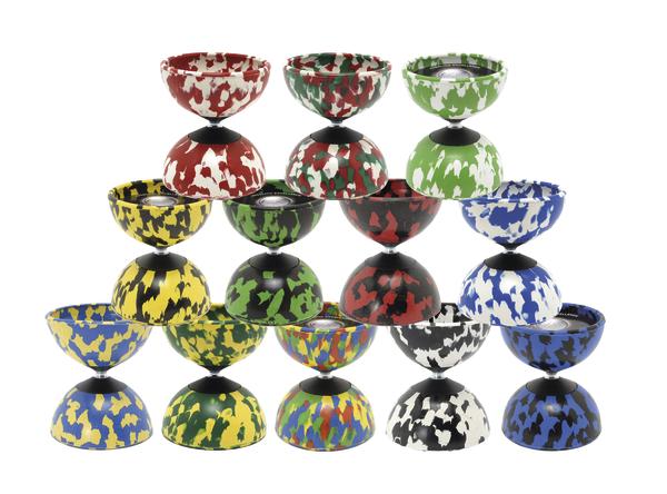 Bunte Diabolos mit Camouflage-Muster in verschiedenen Farben, gestapelt auf weißem Hintergrund.