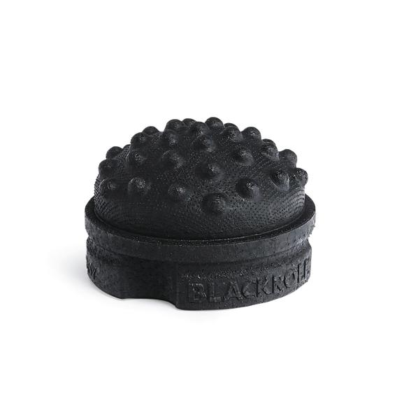 Schwarzer Massageball mit Noppen zur Muskelentspannung und Triggerpunkttherapie.