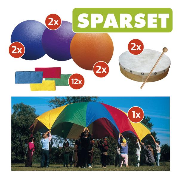 Bunte Gymnastikbälle und Tücher im Sparset für Kinderaktivitäten, Kinder spielen mit buntem Schwungtuch im Freien bei Sonnenschein