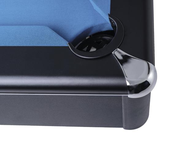 Ecke eines Billardtisches mit blauem Tuch und schwarzem Rahmen, inklusive Kugelablage.
