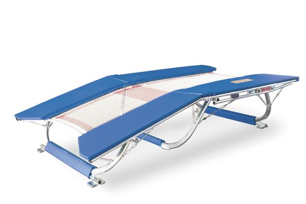 Trampolin mit blauer Umrandung und Netz in der Mitte, freistehend auf weißem Hintergrund.