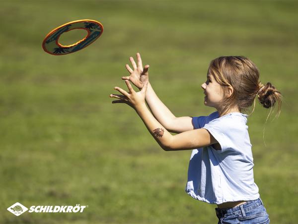 Kind spielt mit Schildkröt Neopren Ring im Outdoor Freizeitspiel