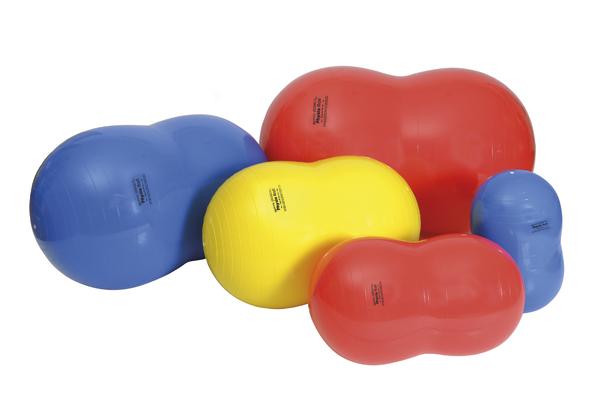 Verschiedene bunte Gymnastik-Ergobälle in Blau, Gelb und Rot auf weißem Hintergrund.