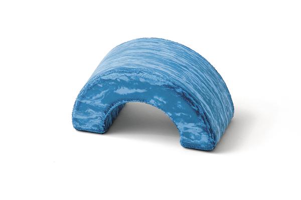 Blaues, halbkreisförmige Pilates Roller aus Samt für Rücken- oder Nackenstütze.