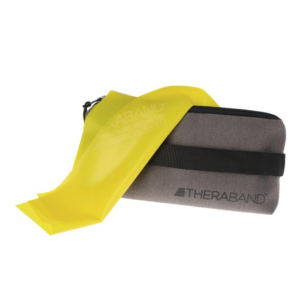 Gelbes Theraband mit grauer Tragetasche für Fitness und Rehabilitation, isoliert auf weißem Hintergrund.