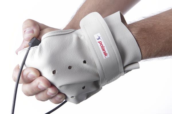 Hand mit weißem Polanik Wurfhandschuh hält Wurfseil, Sportausrüstung für Wurfdisziplinen.
