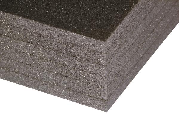 Mehrere graue Schaumstoffplatten übereinander gestapelt, Nahaufnahme.