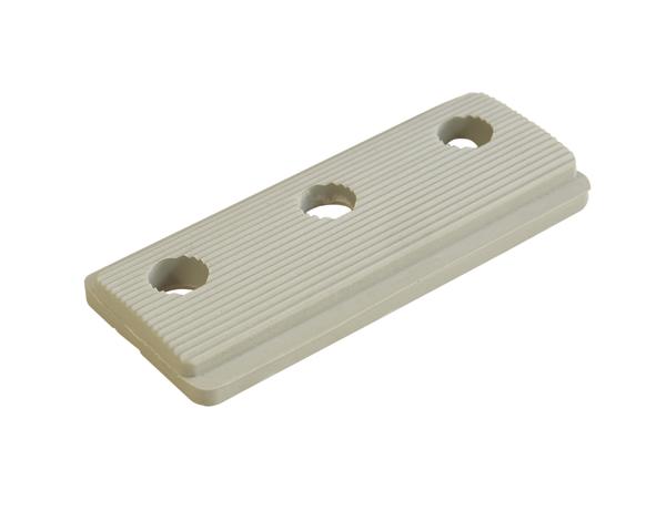 Kunststoffplatte mit drei Löchern und geriffelter Oberfläche, weiß-beige, isolierend.