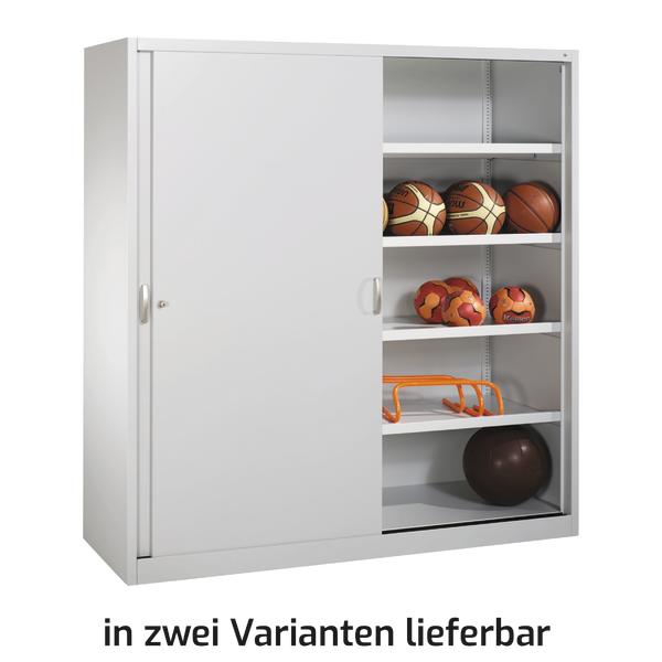 Metall-Schrank mit Schiebetüren, gefüllt mit Basketballs und Sportgeräten, weiß.