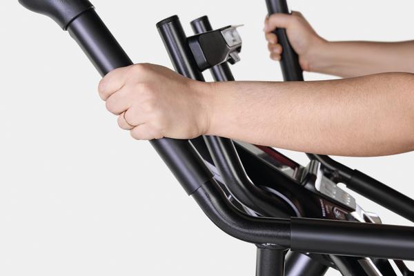 Detailansicht der ergonomischen Handgriffe eines Max Trainers während der Nutzung mit beiden Händen am beweglichen Lenker.
