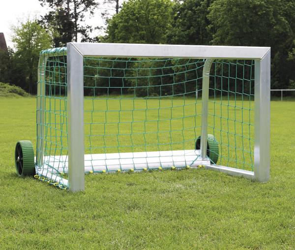 Mobiles Fußballtor mit grünem Netz auf Rasenplatz, ideal für Training und Freizeitspiele.