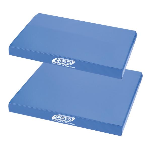 Zwei blaue Sportmatten von Sportco, rechteckig und gepolstert, für Fitness und Gymnastik.