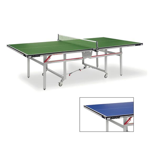 Tischtennisplatte Donic Waldner 25 mm mit grünem Spielfeld und Netz, klappbar und mobil.