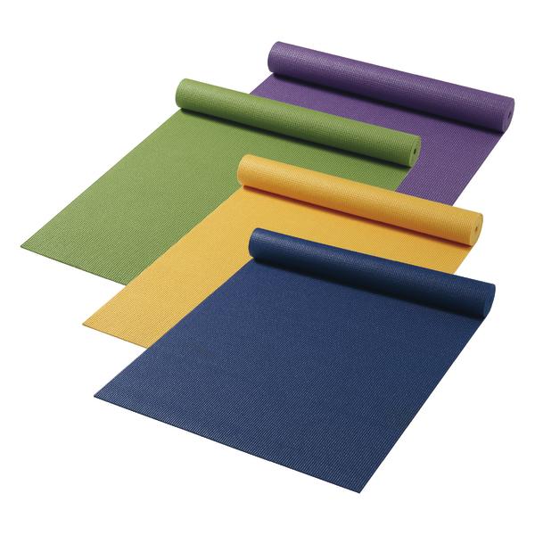 Yoga-Matten in den Farben Lila, Grün, Gelb und Blau, teilweise aufgerollt, auf weißem Hintergrund.
