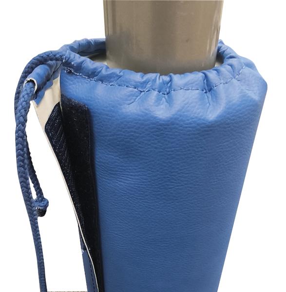 Detailaufnahme von gepolsterten Stützsäulen an einem grauen Fitnessgerät mit blauen Schaumstoffpolstern.
