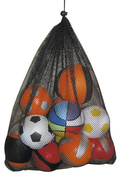 Netzbeutel mit verschiedenen bunten Sportbällen, darunter Fußball und Basketball.