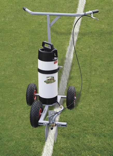 Markierungswagen für Sportfelder zieht weiße Linien auf grünem Rasen.