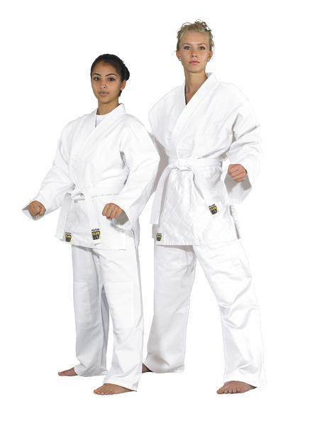 Zwei Frauen in weißen Judo-Anzügen stehen kampfbereit vor weißem Hintergrund.