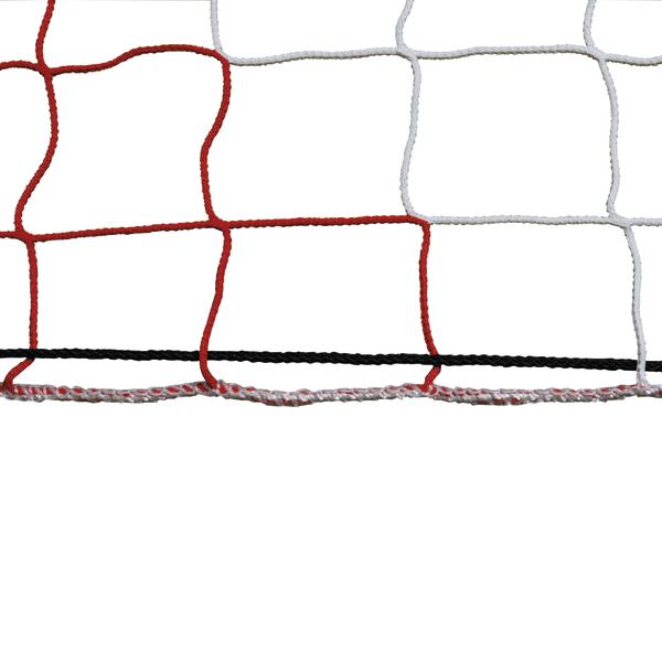 Fußballtor-Netz mit roten und weißen Maschen auf weißem Hintergrund.