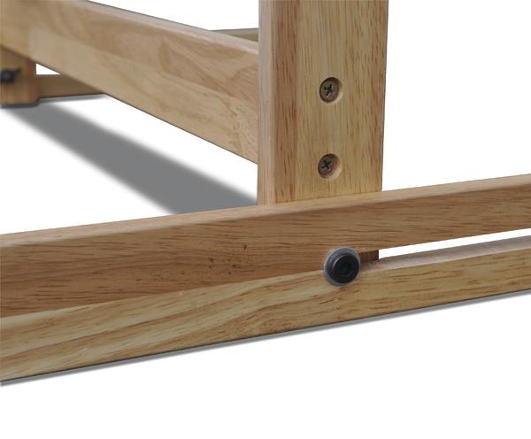 Detailansicht eines Holzgestells mit Schraubverbindungen und Standfuß.