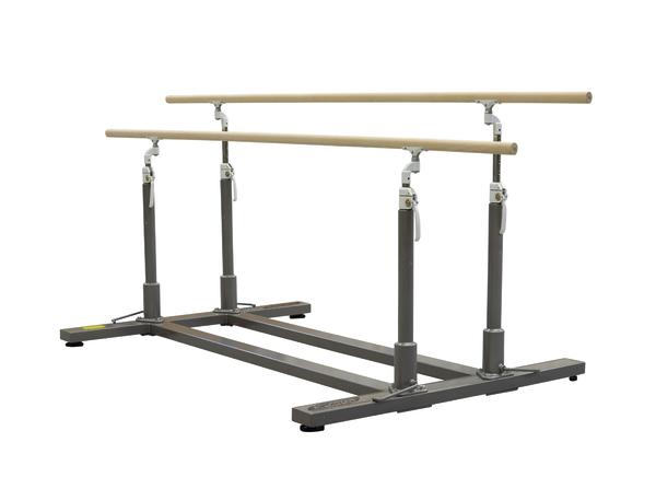 Parallelbarren aus Metall mit Holzgriffen für Gymnastik und Rehabilitation.