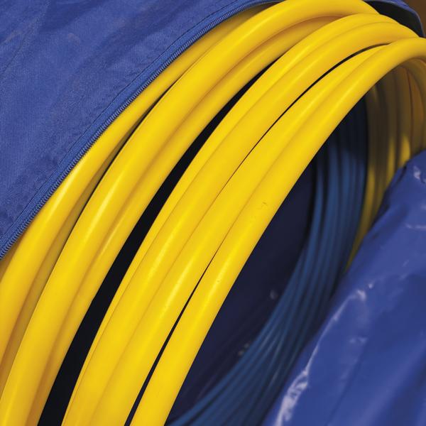 Gymnastikreifen in gelber und blauer Farbe in geöffneter SPORTCO Transporttasche