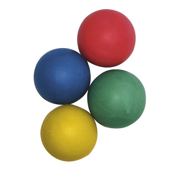 Vier bunte Gummibälle in Rot, Blau, Grün und Gelb auf weißem Hintergrund.