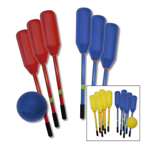 Bunte Kunststoff-Schläger und Bälle für ein Outdoor-Spiel, rot, blau und gelb.