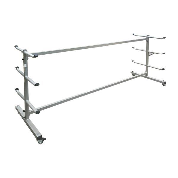 Metallständer mit mehreren seitlichen Haltearmen und Rollen zur Aufbewahrung von Turnbänken vor weißem Hintergrund.
