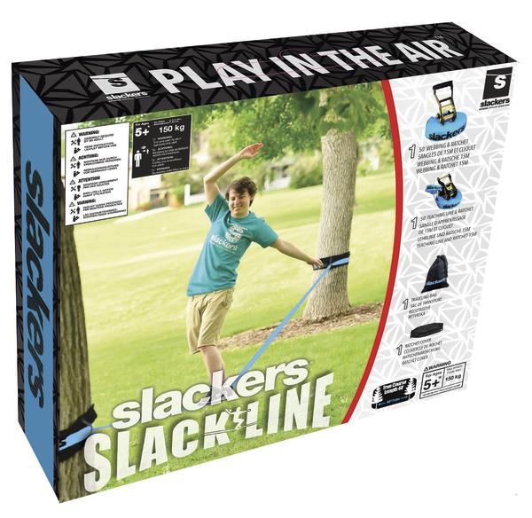 Slackers Slackline Set mit Kind, das auf der Slackline zwischen zwei Bäumen balanciert.