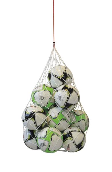 Netz mit mehreren weißen und grünen Fußballbällen, aufgehängt vor weißem Hintergrund.
