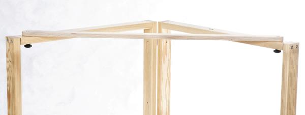 Holzrahmen mit dreieckiger Verstrebung, minimalistisches Design, helle Holzfarbe, weißer Hintergrund.