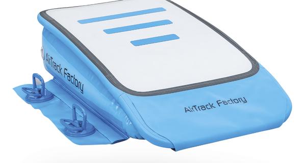 Aufblasbare AirTrack Matte in Blau und Weiß für Gymnastik und Turnen.