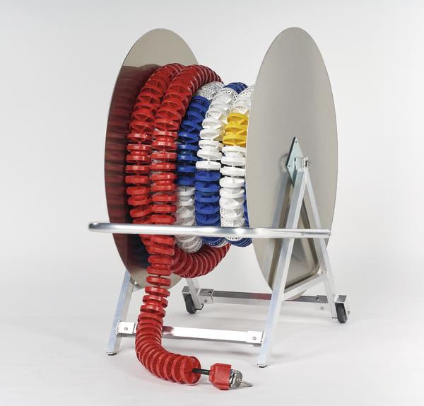 Aufrollbare Schwimmbahnmarkierung in Rot, Weiß, Blau und Gelb auf Metallgestell.