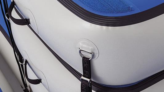 Aufblasbarer Whirlpool mit robusten Haltegriffen und Sicherheitsgurten in Nahaufnahme.