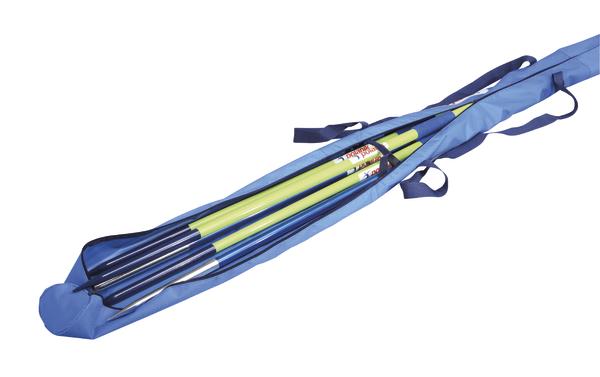 Zusammengeklappte Angelruten in blauem Tragetasche auf weißem Hintergrund.