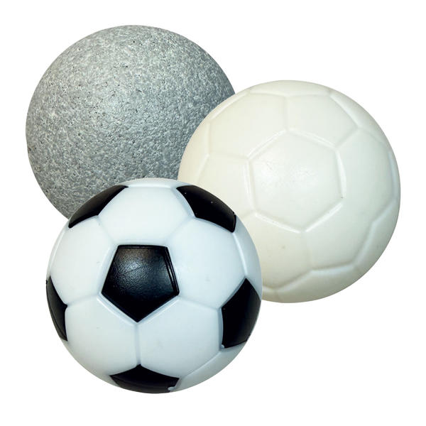 Schwarzer-weißer Fußball-Kugel, weißer Tischtennisball-Kugel und Kugel aus Kork auf weißem Hintergrund.