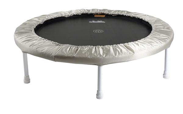 Kleines Fitness-Trampolin mit grauem Rand und weißen Beinen für Indoor-Training.